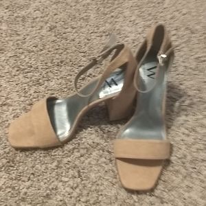 ⭐⭐8 for $25 NWOT tan colored suede like block heels